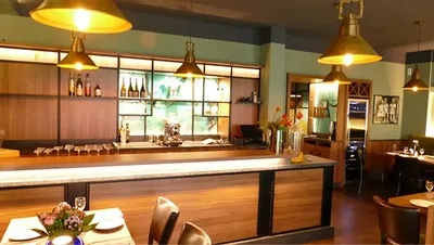 Innenansicht des Restaurants mit Blick auf den Barbereich